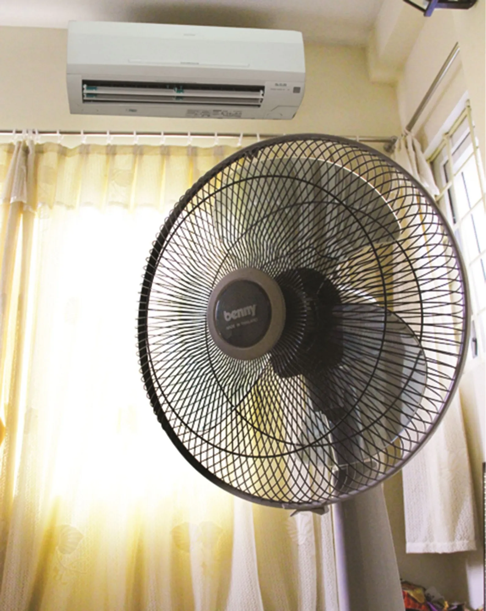 Kết hợp sử dụng điều hòa và quạt điện 